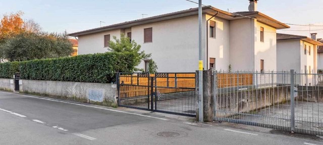 2 steps from Cassola Station to Venice and Bassano