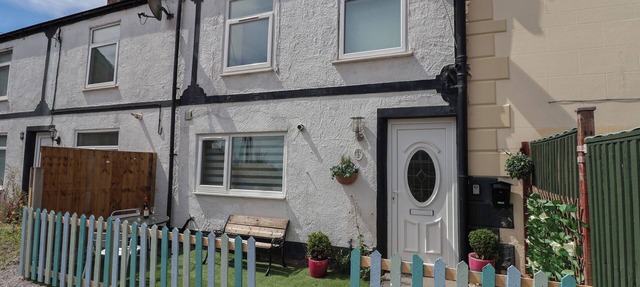2 STONELEIGH COTTAGE, pet friendly, with a garden in Gwersyllt