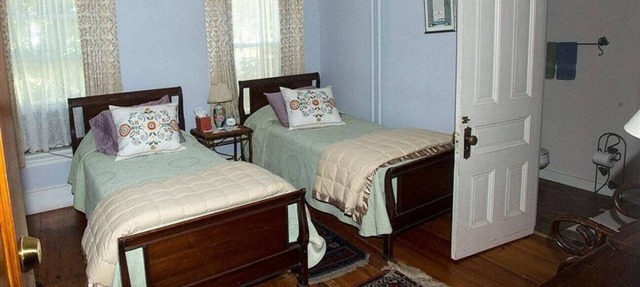 2 Twin beds on 1st floor with En-suite bathroom.