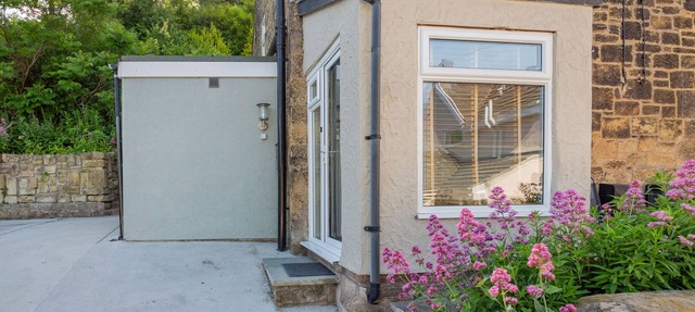 27 GREEN ROAD, pet friendly, character holiday cottage in Brymbo
