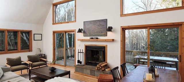 2BR Chalet: Deck, Fireplace, Loft, Forest Views