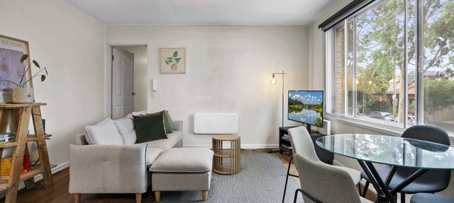 2BR Flemington | Walk to Showgrounds + Parking