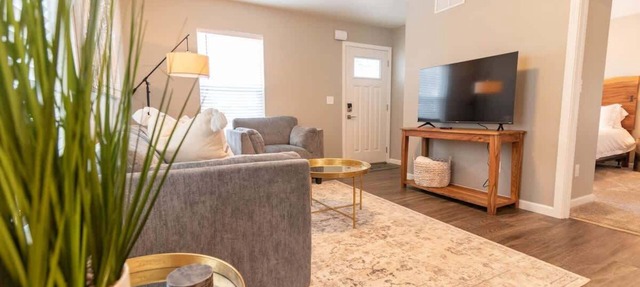 2BR Private Suite w/Full Kitchen & Laundry!