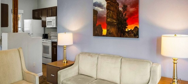 2br Unit- Golfing, Caving and a Music Hall!