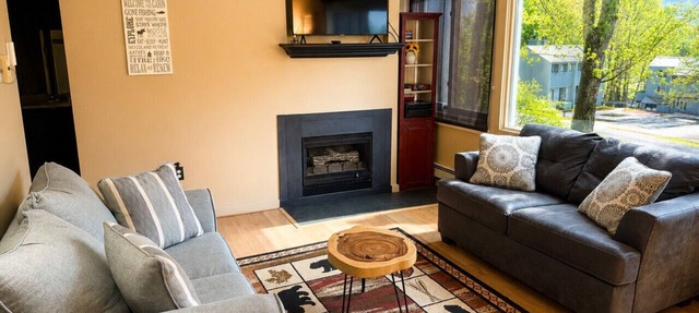 2BR White Mountain Townhouse with Pool, Hot Tub and Tennis on Kancamagus