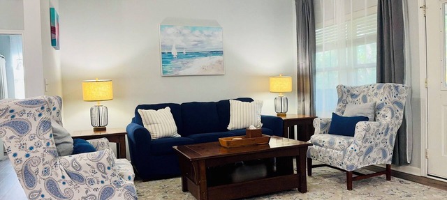 2nd Floor Walk-up. Close to wedding venues, restaurants and more!