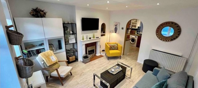 3 Bed, 2 Bath House with parking & Garden, Brooklands Weybridge SW London