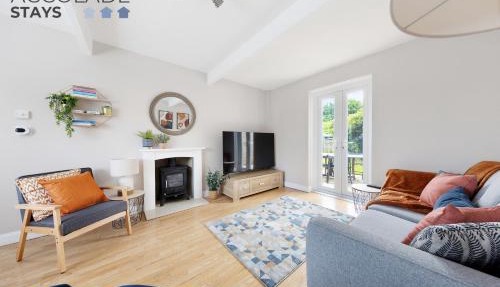 3 bed, 2 Bath, Sleeps 6, with Free Parking & WiFi, ideal for contractors and families