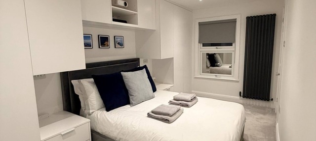 3 bed, 'Adrian Cottage' close to Warner Bros, M25, M1. Comes with private gym