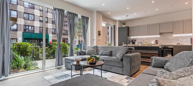 3 Bed Duplex, Pool Table, 4 Stops to Wembley