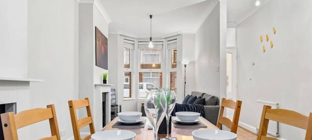 3 Bed House Forest Gate E7 0AA · WiFi | Parking | Sleeps 7