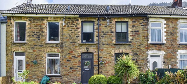 3 bedroom accommodation in Crosskeys, near Newport