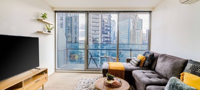 3-bedroom apartment with Parking, Gym, Pool near Crown Casino & Eureka Tower