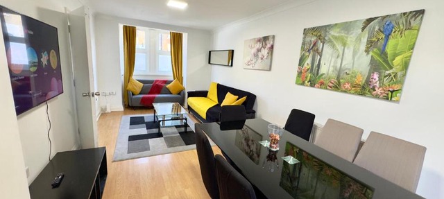 3-Bedroom House in Leyton near Stratford with 3 Bathrooms, Garden, Parking & WiFi
