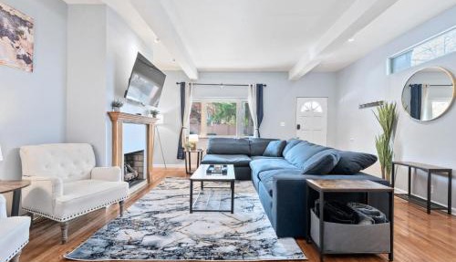 3 BR home, steps from Walnut Street with Free parking