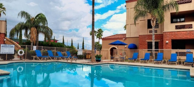 3 Comfortable Units for Large Groups, Kitchen, Pool, Shop at Tucson Mall