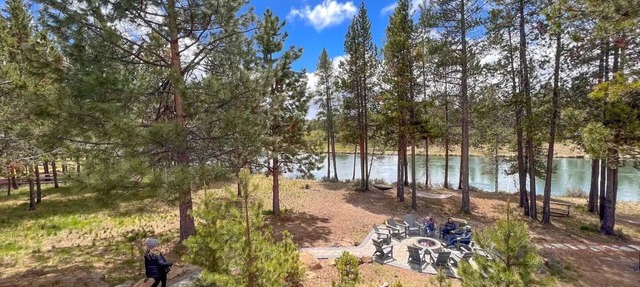 3 Private Riverfront Acres. Sleeps 30. Dock/Hot Tub/Pool Table/Disc Golf