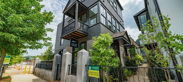 3 Story 2BR-2.5BA Townhouse w/Terrace/pool Downtown ATL