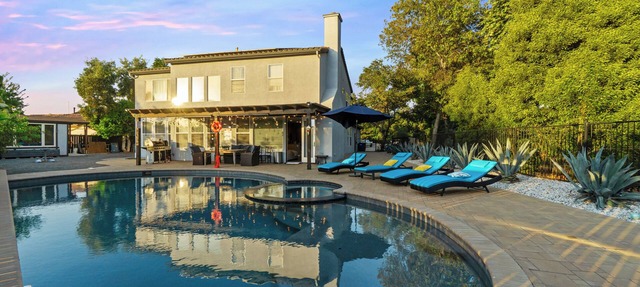 3000 Sqft 5BR - 4BTH Villa with Pool, Hot Tub, 8 Parking in Fallbrook, Wineries