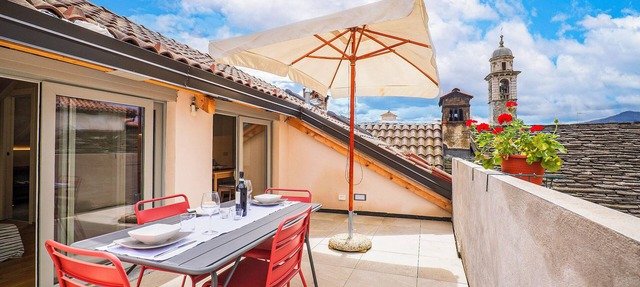 3½-room apartment over 2 levels with air conditioning and roof terrace