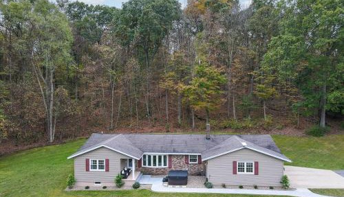 3BR Getaway Pickleball Court, Pool hot tub
