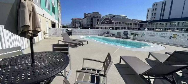 4 Bdr - POOL - Steps to BEACH - Elevator
