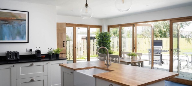 4-Bed Cottage - Pets with Garden & Wood Burner