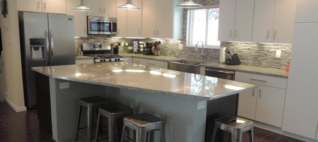 4 bedroom 2/ master home with hot tub, base of Sandia Mountains!
