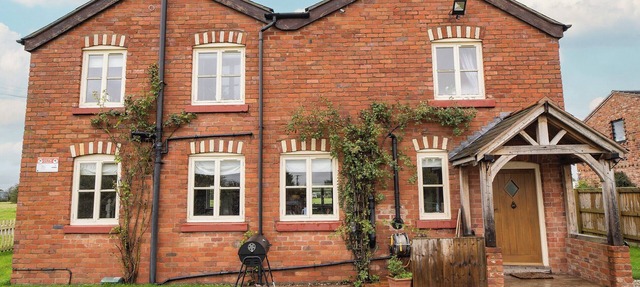 4 bedroom accommodation in Wrexham
