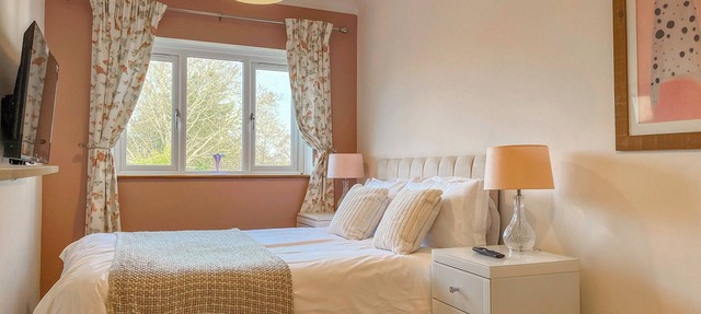4 bedroom accommodation in Newark