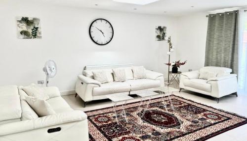 4 Bedroom Home Edgware Ground Floor