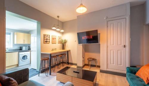 4 Bedroom Stylish House in Redditch - Free Parking