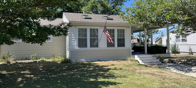 4 SHORT BLOCKS TO THE BEACH! Beautiful sunny home - deck & covered patio