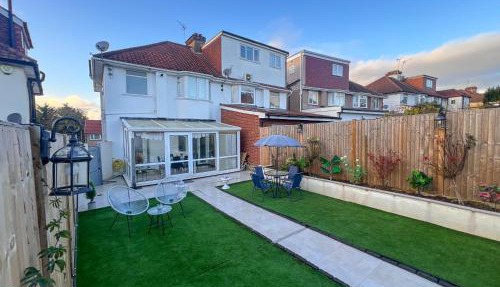 4Bed House with parking and GYM in London Edgware