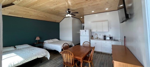 4th Lake Beachside Room @ Eagle Bay Village