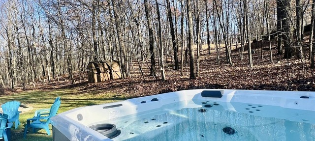 5 BDR Poconos Villa ~ Large Hot Tub ~ Game Room ~ Privacy