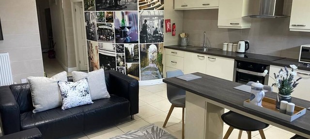 5 bed, 2.5 bath, luxury apartment - sleeps 8.