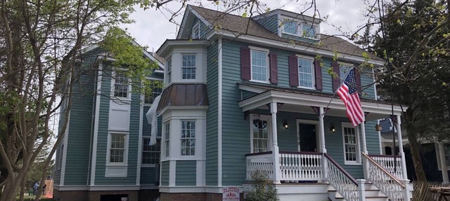 5 bed 4.5 bath w/heatable pool 5 blocks from beach