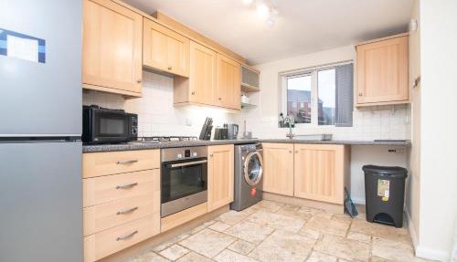 5 bed house with free parking in quiet location