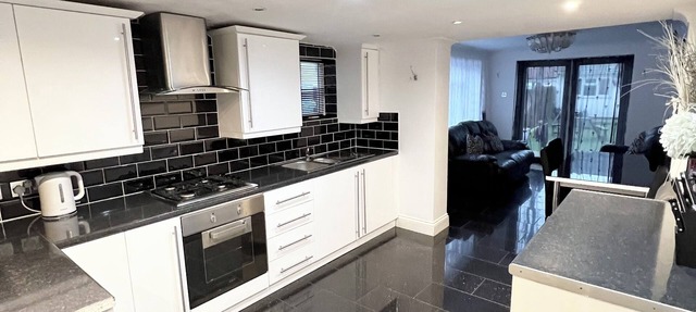 5 Bed Rooms Property Close To Stratford City.