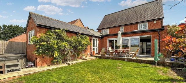 5 bedroom accommodation in Walken, near Stevenage