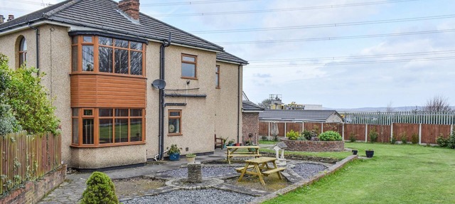 5 bedroom accommodation in Oakenholt, near Flintshire
