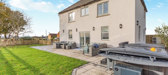 5 bedroom accommodation in East Stoke, near Newark