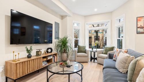 5-Bedroom Home with 2 Kitchens & Rooftop Deck, U Street and Shaw