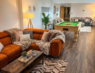 5 Bedrooms, Pool Table, Sleeps 10, Contractor Stays, Family Gatherings - Secure Free Parking