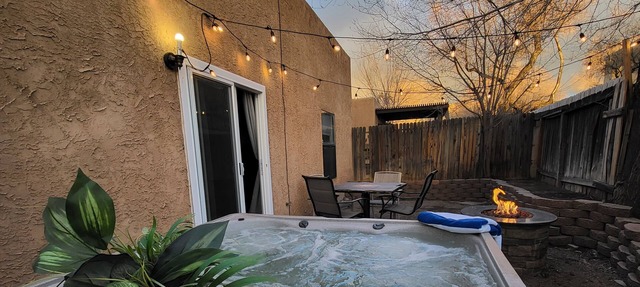 50% off Getaway 2 "The Canary" A Luxury 3 Bedroom W/ Private Hot Tub & Fire pit!