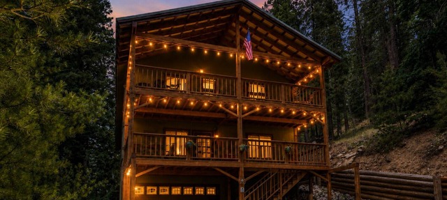 5BR Chalet: Panoramic Views & Game Room