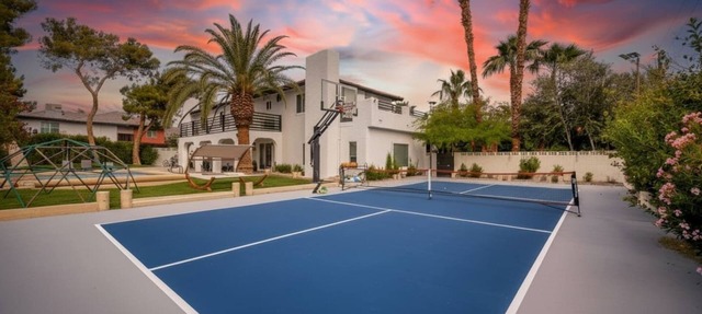 5BR w/Pickleball &GameRoom &Pool -10 Min to Strip
