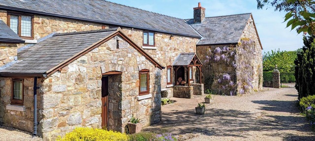 6 bedroom accommodation in Weston Rhyn, near Oswestry