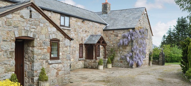 6 bedroom accommodation in Weston Rhyn, near Oswestry